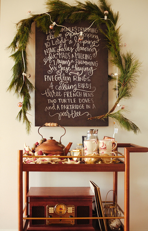 christmas-hot-cocoa-bar-cart