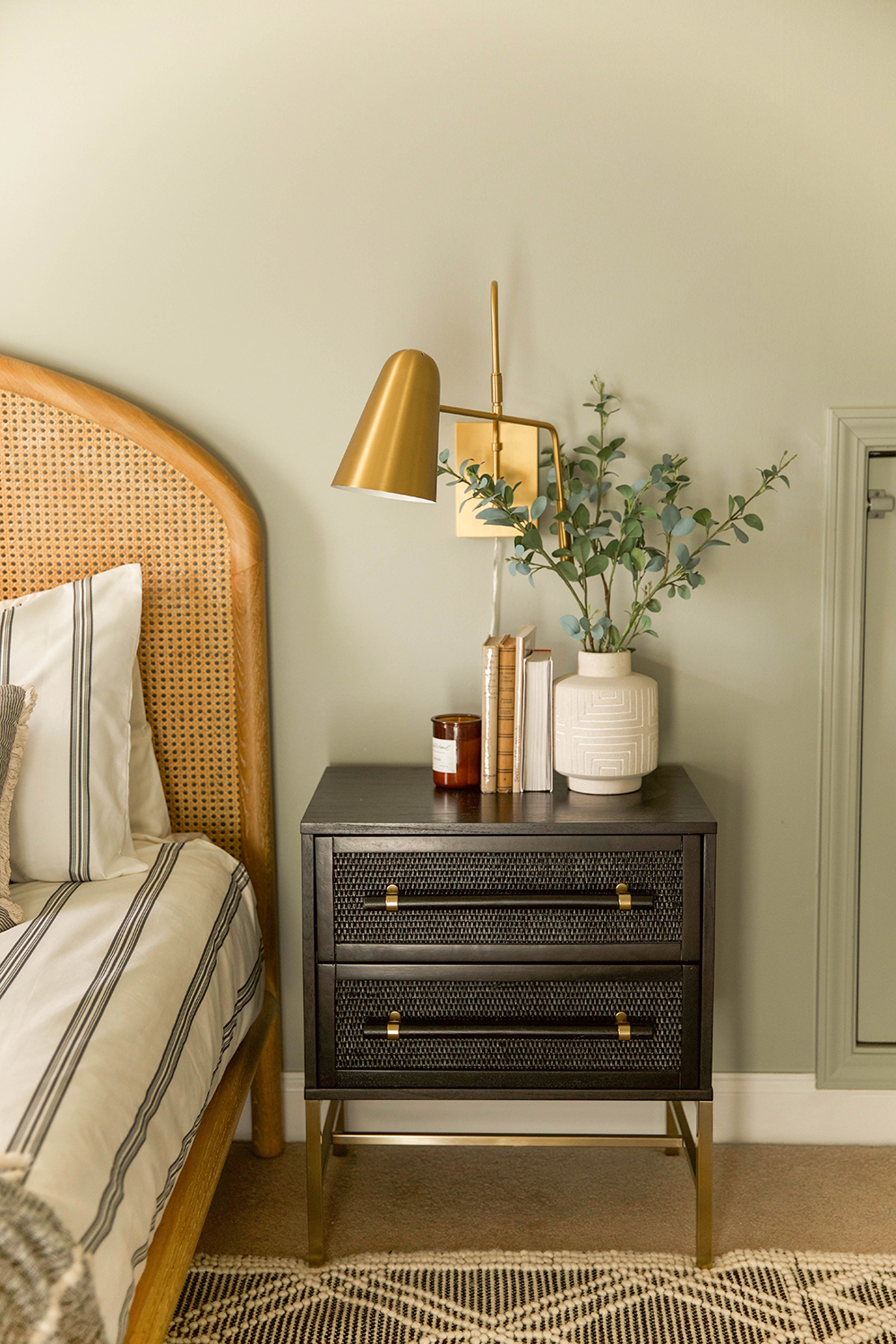Creatice Guest Bedroom Nightstand Ideas for Simple Design