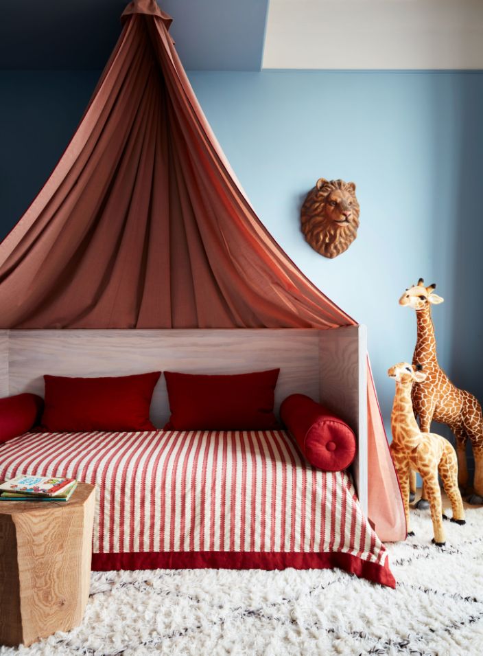 canopy bed