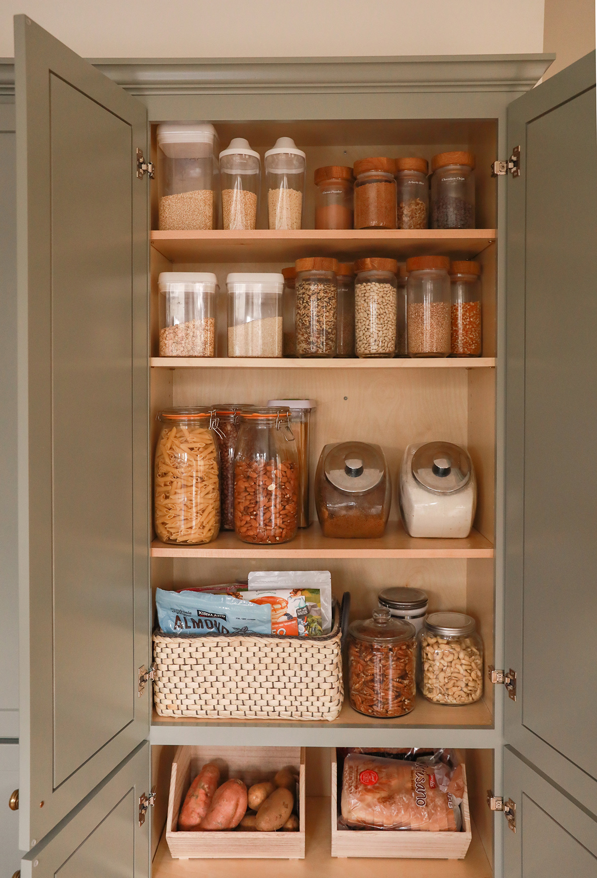 Photos Show Inside Beautifully Organized Pantries and Refrigerators