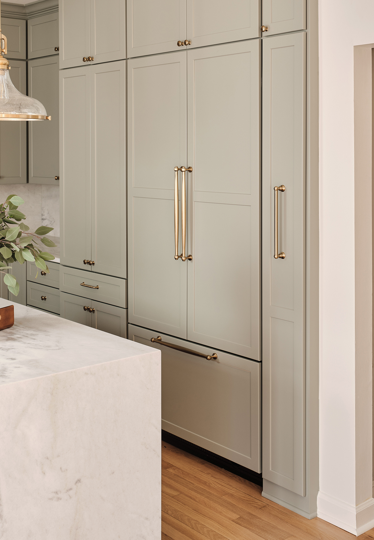 Brushed Brass Kitchen Cabinet Hardware Design Ideas