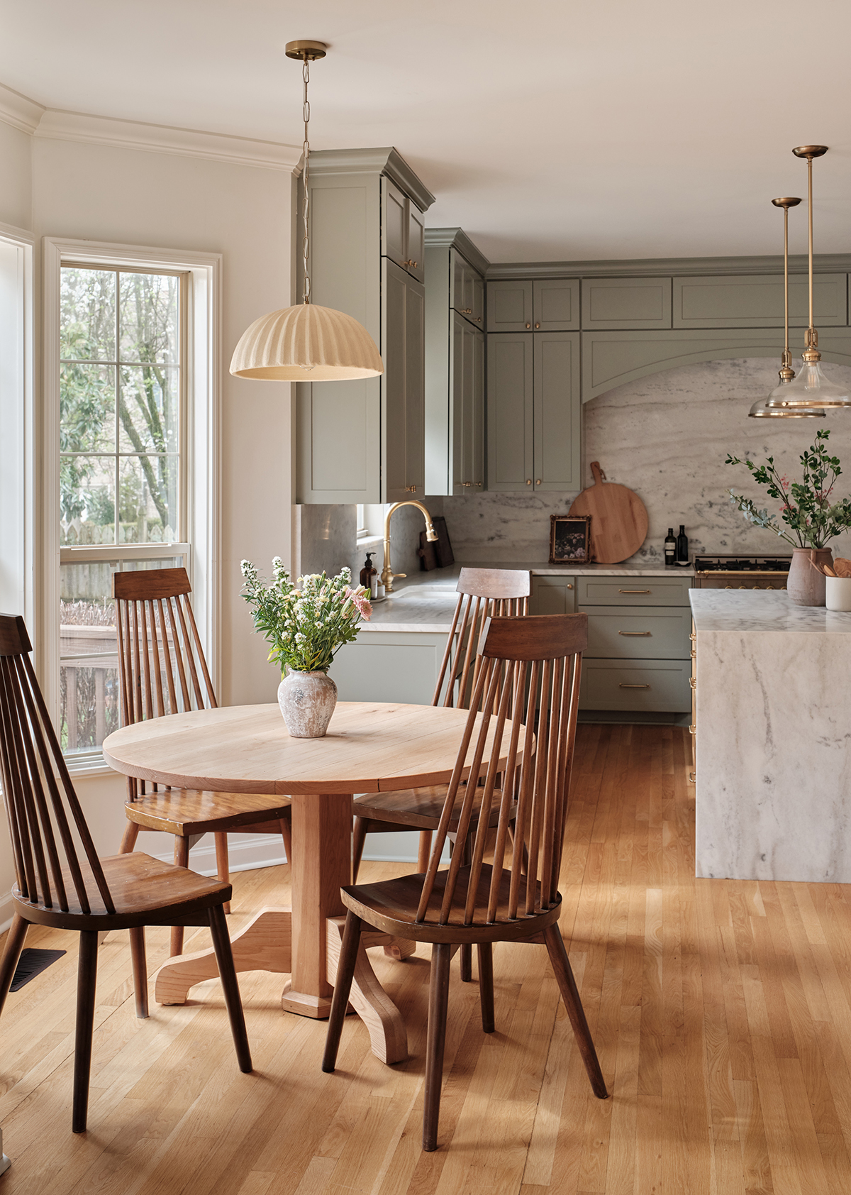 windsor chair and round dining table