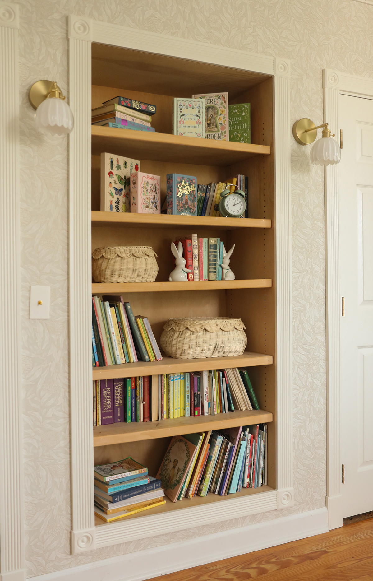 girls room design bookshelf decor - IHOD